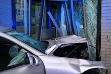 Homem bêbedo despista-se contra sede da Heineken