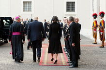 Melania e Ivanka Trump usam véus pretos para conhecer o Papa