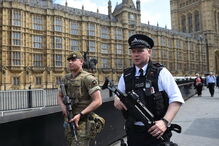 Exército patrulha ruas com a polícia em várias cidades britânicas