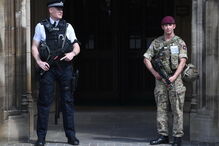 Exército patrulha ruas com a polícia em várias cidades britânicas