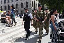 Exército patrulha ruas com a polícia em várias cidades britânicas