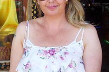 Mulher de 40 anos faz 'ménage à trois' com rapazes de 14 anos