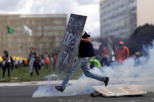 Protestos junto dos ministérios em Brasília