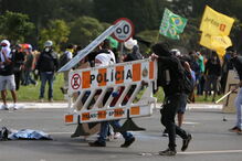 Protestos junto dos ministérios em Brasília