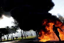 Protestos junto dos ministérios em Brasília