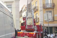 Homem preso pela PJ escondeu-se no sótão da pensão, de onde ateou o fogo