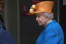 Rainha Isabel II visita hospital pediátrico em Manchester