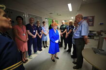 Rainha Isabel II visita hospital pediátrico em Manchester