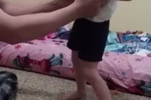 criança, paralisada, carraça, saliva, Evelyn, Amanda Lewis, Estados Unidos, vídeo