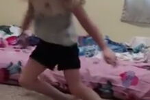 criança, paralisada, carraça, saliva, Evelyn, Amanda Lewis, Estados Unidos, vídeo