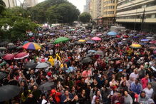 Mulher assiste a festival da janela completamente nua