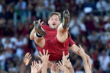 A homenagem dos colegas a Totti