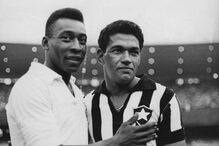 Garrincha ganhou dois título mundiais pelo Brasil e foi, com Pelé, uma das figuras maiores do escrete