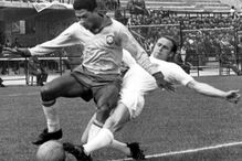 Garrincha ganhou dois título mundiais pelo Brasil e foi, com Pelé, uma das figuras maiores do escrete