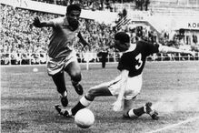 Garrincha ganhou dois título mundiais pelo Brasil e foi, com Pelé, uma das figuras maiores do escrete