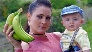 Cacho de bananas com aranhas mortíferas deixa mãe e bebé em pânico