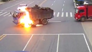 Vídeo mostra motociclista atingido por fogo após colidir com camião