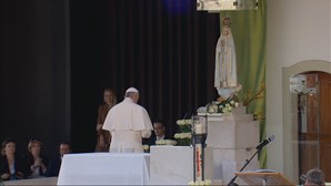 Francisco reza em português na Capelinha das Aparições