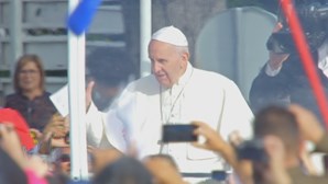 Papa Francisco recebido no Santuário de Fátima com lenços brancos