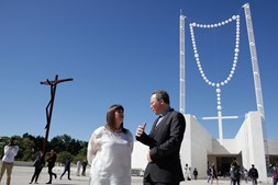 A artista plástica Joana Vasconcelos conversa com o Padre Carlos Cabecinhas, reitor da Santuário de Fátima
