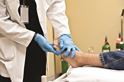 Podologistas diagnosticam e tratam as doenças que afetam o pé em toda a sua estrutura: da unha à pele
