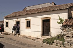 A casa de Francisco e Jacinta é modesta, como as outras da aldeia