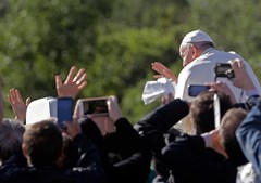 Papa Francisco aplaudido por uma vasta multidão à chegada a Fátima