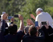 Papa Francisco aplaudido por uma vasta multidão à chegada a Fátima