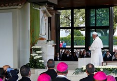 Papa Francisco em oração na Capelinha das Aparições