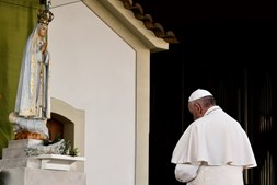 Papa em oração na Capelinha das Orações
