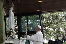 Papa Francisco oferece uma Rosa de Ouro a Nossa Senhora de Fátima