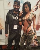 Artista decora corpos de mulheres nas discotecas com fita-cola