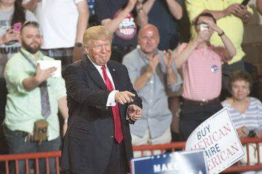 Presidente dos EUA mantém relação negativa com a imprensa, que acusa de ser incompetente e desonesta   