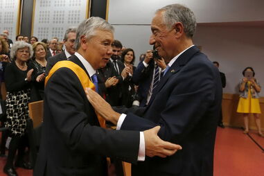 Marcelo qualificou Roberto Carneiro como "um português brilhante e inventivo" na cerimónia