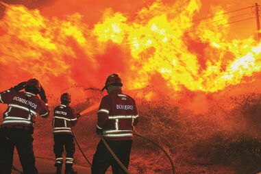 Bombeiros tentam combater incêndio