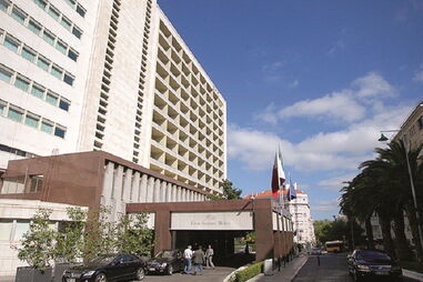 Quatro homens armados e de rostos cobertos roubam milhares de euros em duas joalharias no Hotel Ritz em Lisboa