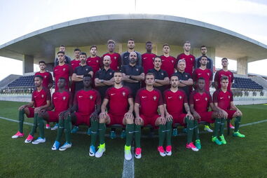 A seleção nacional de sub 20 na foto oficial para o Mundial da Coreia do Sul