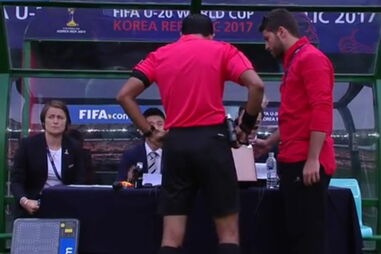 Expulsão com videoárbitro pára jogo do Mundial de Sub 20 durante 4 minutos