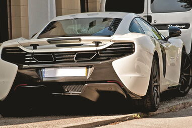 Um dos 16 automóveis apreendidos, e rebocado ontem para as instalações da PJ de Leiria, é um McLaren, que custa centenas de milhares de euros 