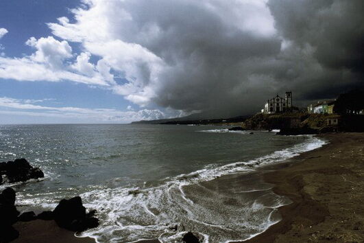 Sete ilhas dos Açores sob aviso amarelo devido a chuva forte