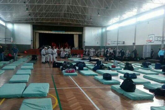 Militares da GNR a dormir em colchões num pavilhão da escola da PSP em Torres Novas
