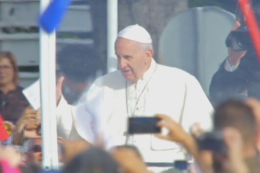 Papa Francisco recebido no Santuário de Fátima com lenços brancos