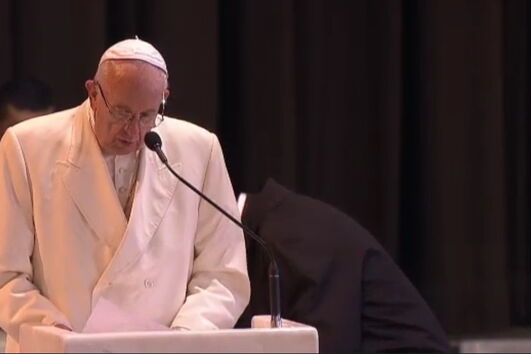 Sumo Pontífice abençoa velas em Fátima