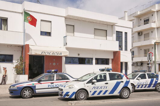 Homem agride e ameaça mulher grávida com arma de fogo em Olhão