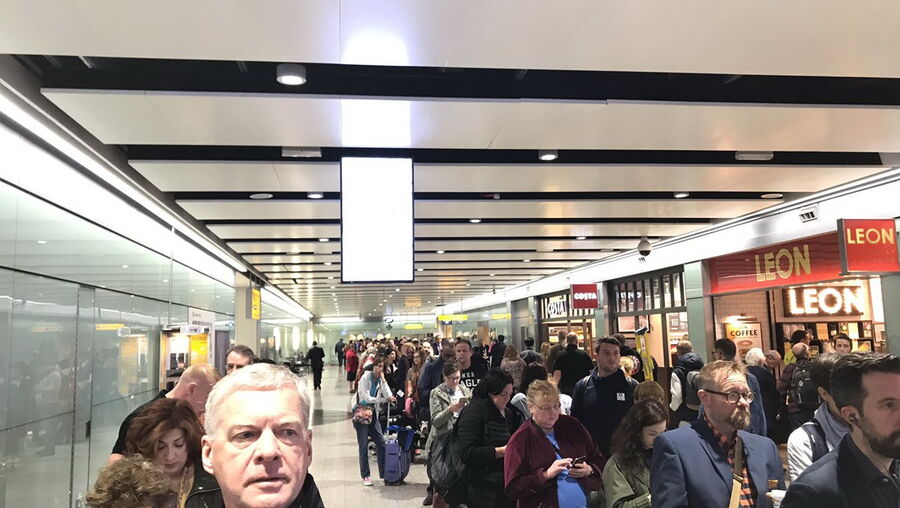 Aeroporto de Heathrow, em Londres, evacuado devido a pacote suspeito