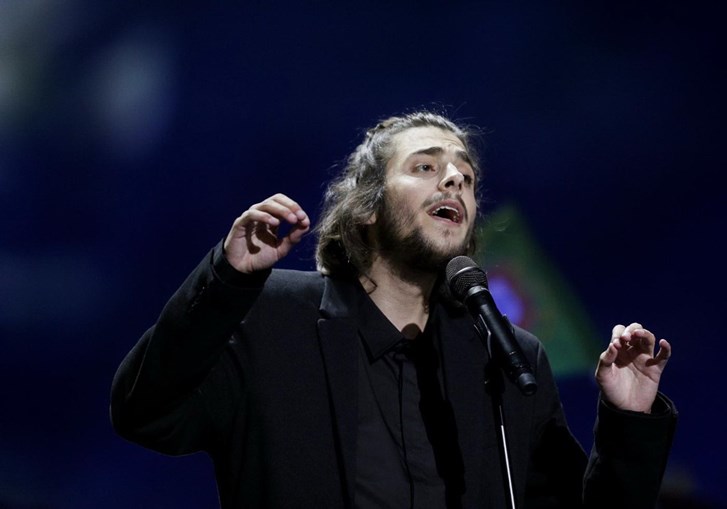 Salvador Sobral, de 27 anos, conquistou a Eurovisão com o tema ‘Amar pelos Dois’, da autoria da sua irmã, Luísa Sobral  