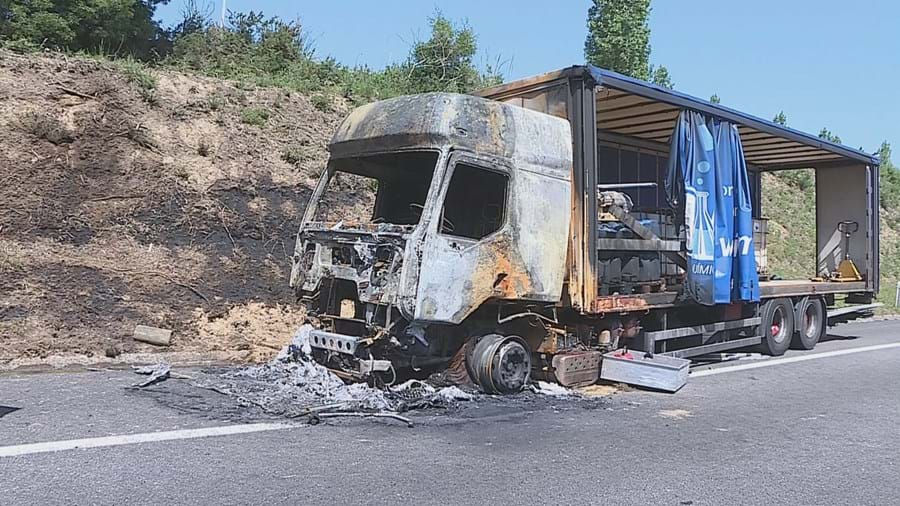 Camião com produtos químicos incendeia-se na A1, perto de Gaia