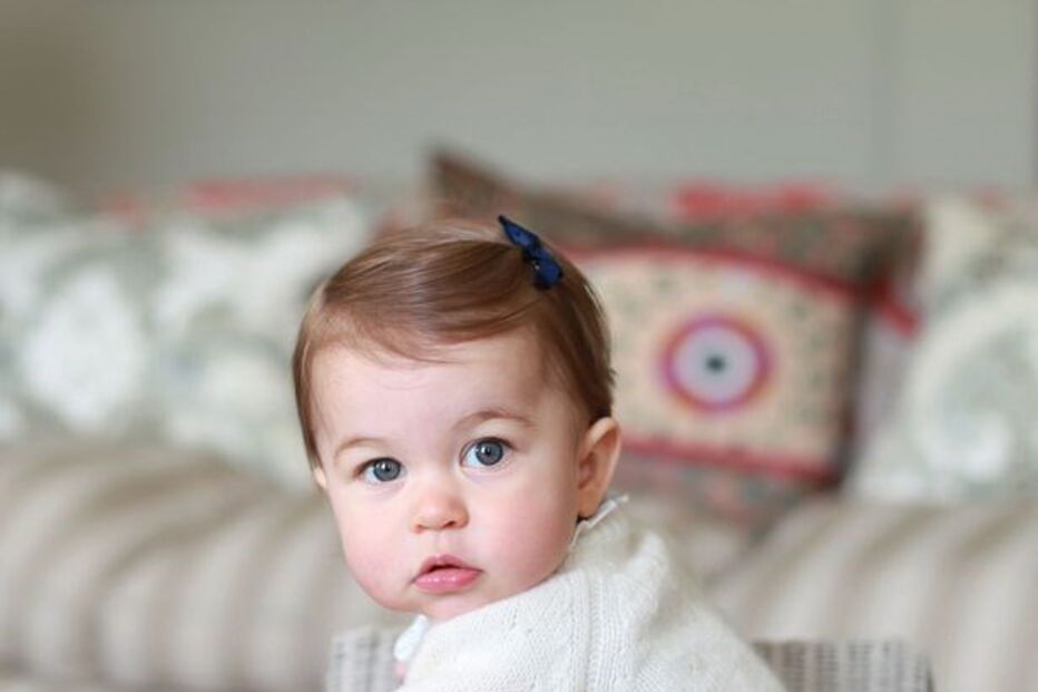 Princesa Carlota está cada vez mais parecida com Isabel II