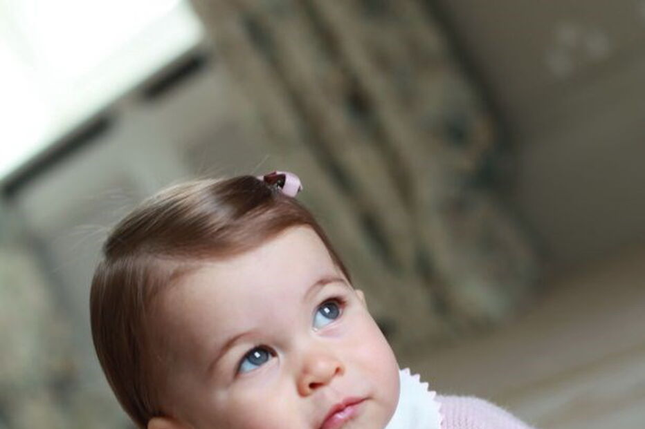 Princesa Carlota está cada vez mais parecida com Isabel II