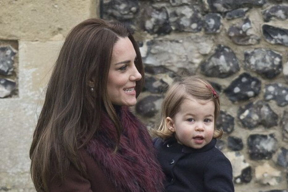 Princesa Carlota está cada vez mais parecida com Isabel II